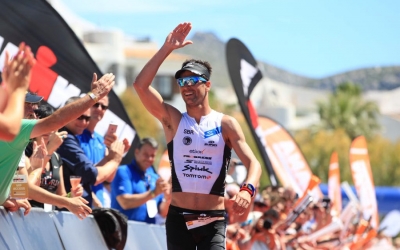 Miquel Blanchart saluda a la gent a l'arribada del Mig Ironman de Mallorca